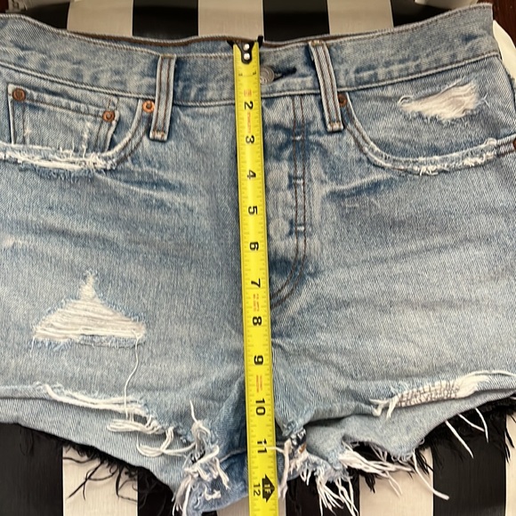 LEVI’S LOT SIZE 28 CUT OFF BUTTON FLY DENIM WEDGIE FIT - Picture 9 of 11